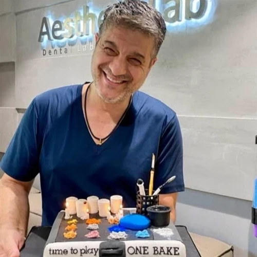 Sträva efter excellens i avancerad tandestetik: ADS Dental Lab lär av världen-den berömda mästare...